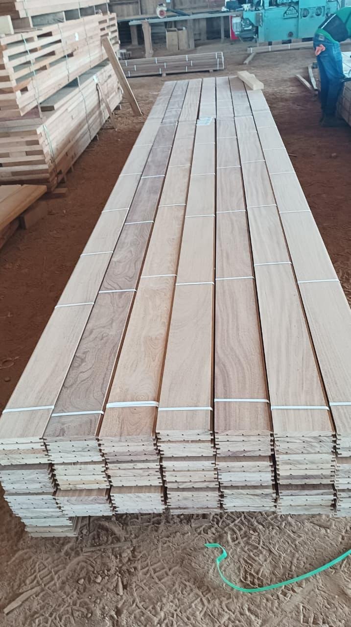 Deck Cumaru Champanhe — material do portfólio da Delta Representações
