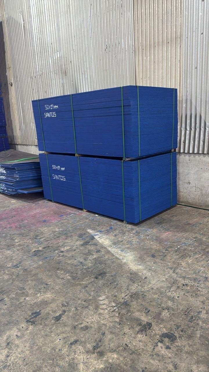 Compensado plastificado — material do portfólio da Delta Representações